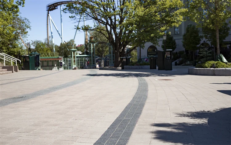 Diabas gatstenar i svart bryter av en större yta markbeläggning utanför hotellet på Liseberg.