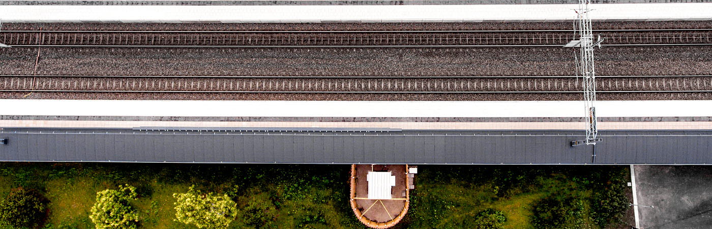 Drönarbild över en järnvägsstationsyta med produkter från S:t Eriks