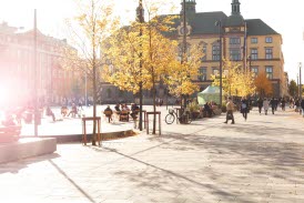 Miljöbild av den våtpressade Fristadplattan på torget i Eskilstuna.