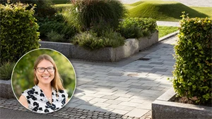 Miljöbild från torget i Trollhättan med Fristadsplattor och grönska runt omkring. En cirkel med en porträttbild på Therese Kvarnström.